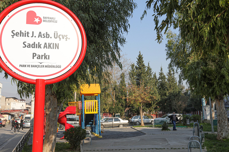 Bayraklı’nın parklarında tabelalar yenilendi